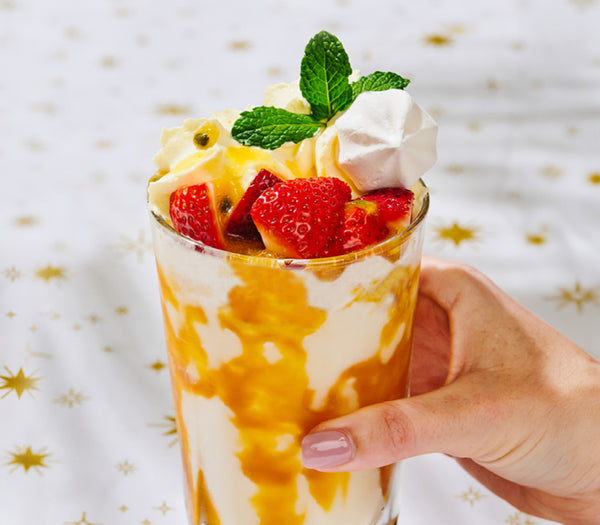 <p>Vanilla and mango frappé topped with fresh cream, passionfruit, strawberries and a meringue kiss.<br/>1452kJ<br/></p>