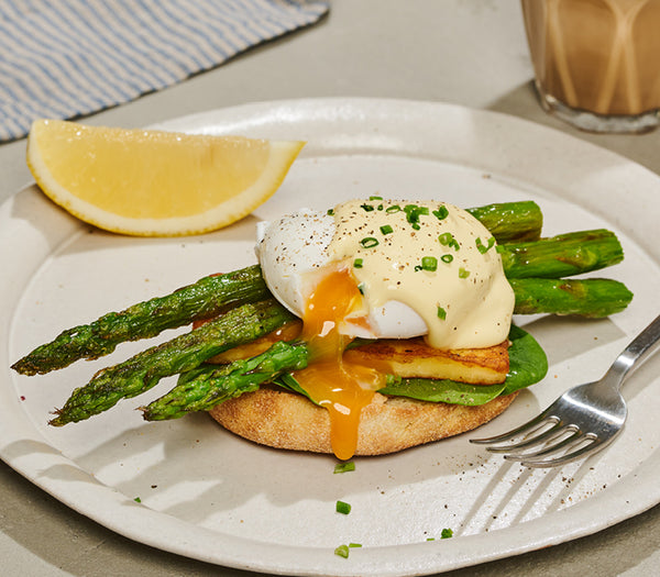 <p>A toasted English muffin with grilled haloumi, roasted asparagus and topped with a poached egg. Then generously drizzled with hollandaise sauce and sprinkle with fresh chives, salt and pepper and serve with lemon.<br/>2270kJ</p>