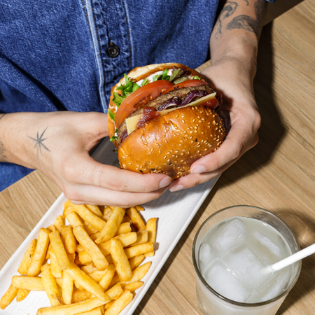 Cheeseburger with Chips